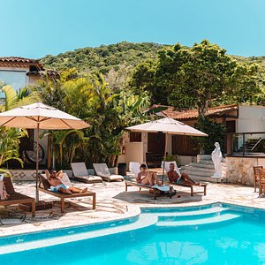 Nada melhor do que relaxar em nossa piscina com vista para a Praia do Ossos.
