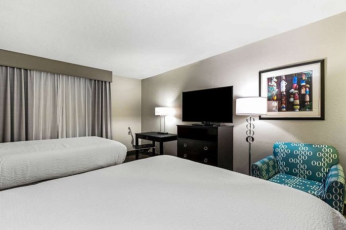 Dorm-room style amenities with a microwave built in spotlight - Picture of  La Quinta Inn & Suites by Wyndham Charlotte Airport North - Tripadvisor