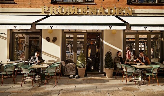 Midt på Frederiksberg Allé på Frederiksberg/CPH ligger et charmerende frokost- og spisehus - med en atmosfære bevaret fra de tidlige 19-hundreder - træd endelig ind - der venter en oplevelse. Lyden af velvære strømmer imod dig - og du møder et hold af medarbejdere der elsker at byde velkommen og betjene dig.