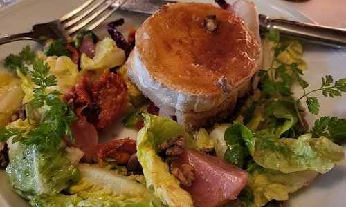 Uanset hvad du vælger fra menu-kortet - til frokost eller aftenspisning - fristes din gane af friske råvarer og en elegant smagsvariation....UHM! 