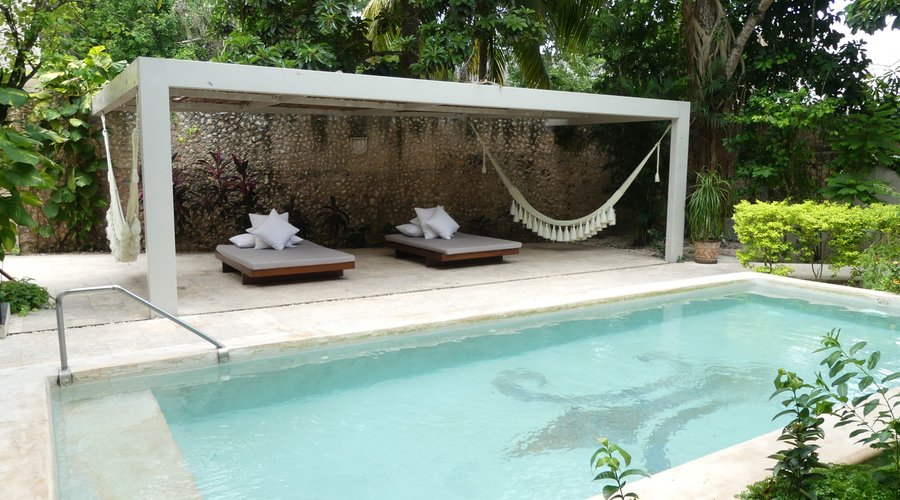 piscina y zona de relajamiento ideal para pasar la tarde