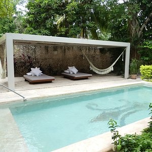 piscina y zona de relajamiento ideal para pasar la tarde