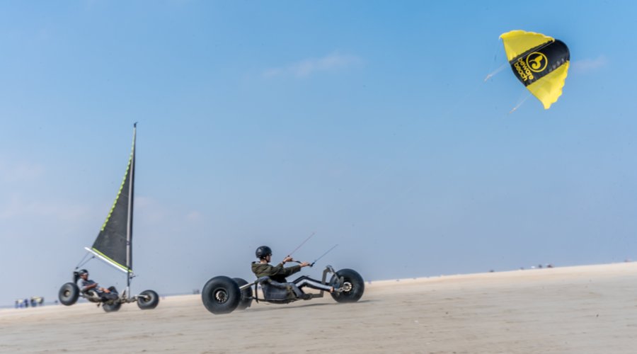 kitebuggy en strandzeilen en andere leuke strand en water activiteiten