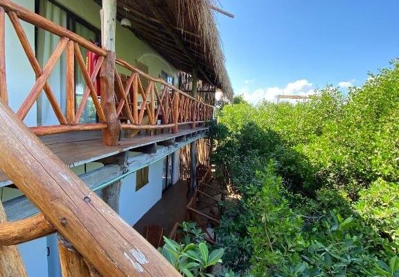 Aldea Mangle Hotel & Cenote es un pasaíso ubicado en el corazón de la Zona Hotelera de Tulum (México).

El hotel cuenta con un ambiente acogedor y natural, rodeado de mangles y un hermoso cenote puro.