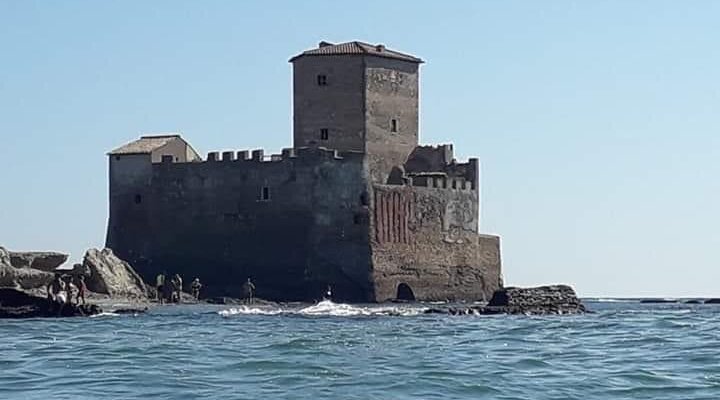 Presso Nettuno , nomen omen ; Astura Castle