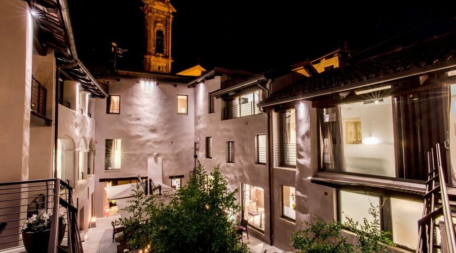 Il cortile di UVE la sera
Uve courtyard at night