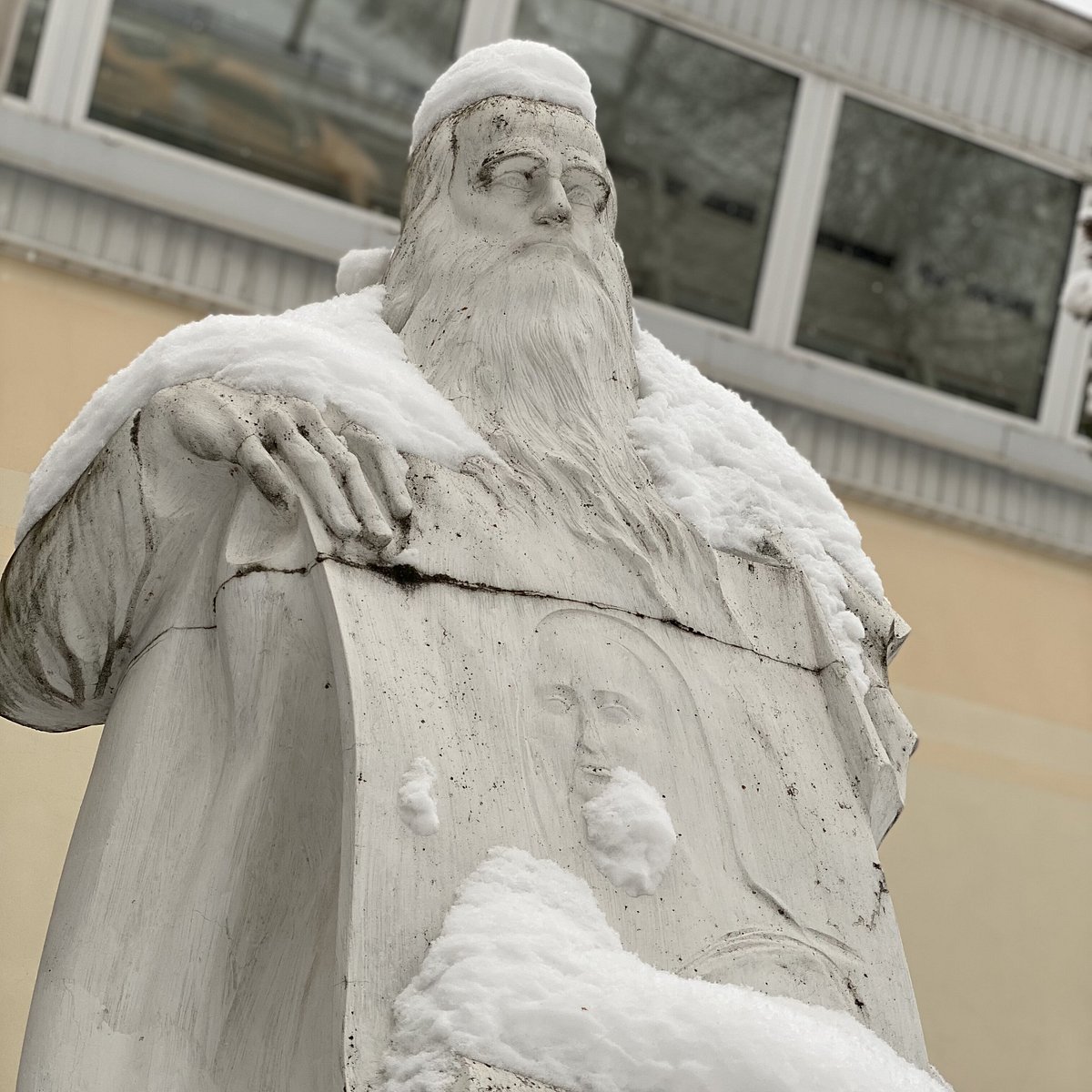 Памятник леонардо. Памятник дворнику в Санкт-Петербурге. Памятник дворнику в Санкт-Петербурге на Островского. Памятник дворнику с лопатой. Памятник дворнику у Александринки Питер.