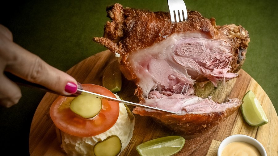 Além de lanches e entradinhas clássicas, não podemos esquecer que somos um Bar Alemão, por isso, tem que ter comida alemã, não é mesmo? 🥰  Se você ainda não experimentou o Joelho Pururuca, se liga: joelho de porco defumado à pururuca, acompanha salada de batata, limão e molhos especiais da casa. 🐷 