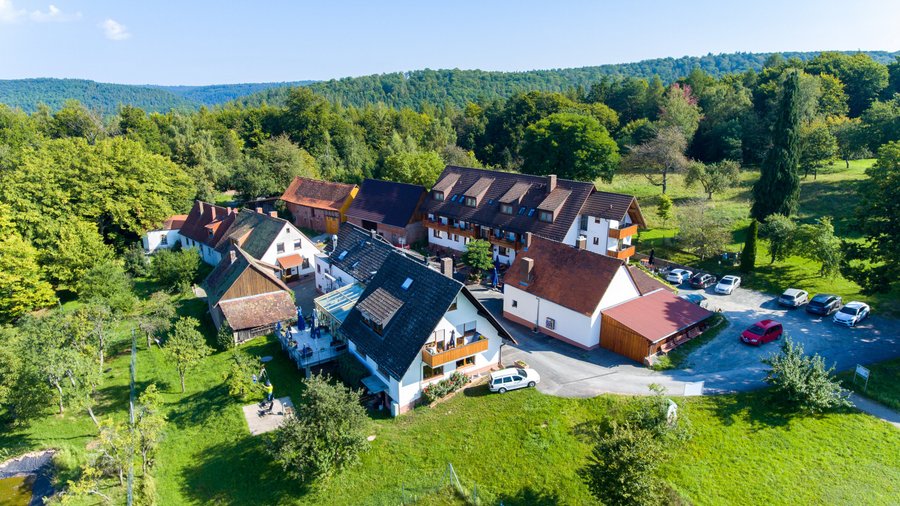 Hervorragende Lage. Im bayerischen Teil vom Spessart, liegt der Hotel-Landgasthof Oberschnorrhof.