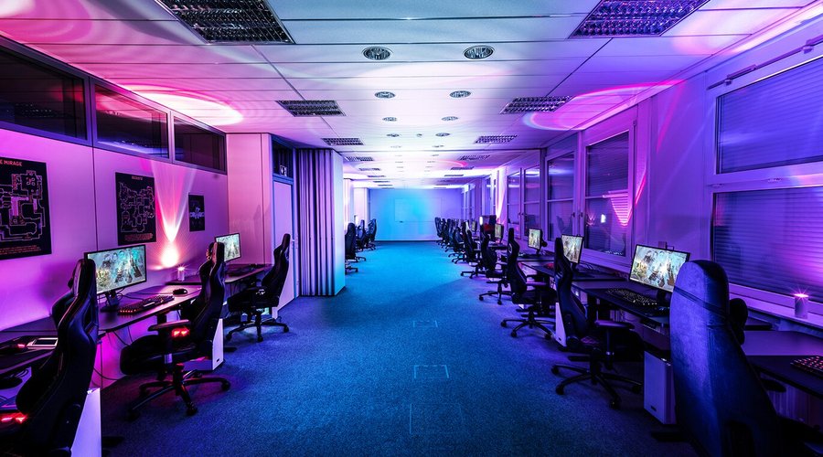 Gaming Area  Our large gaming area on the first floor can be equipped with up to 25 gaming stations to accommodate even the largest groups. However, if you prefer some privacy, the gaming area can also be separated into three individual rooms - but then without "LAN-like seating".  All gaming stations are equipped with high-quality hardware and professional gaming gear. 