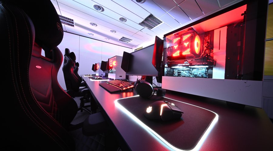 To enable you to enjoy long but relaxed gaming sessions, each gaming station is equipped with a comfortable Noblechair and height-adjustable, "rage-safe" Leetdesks.