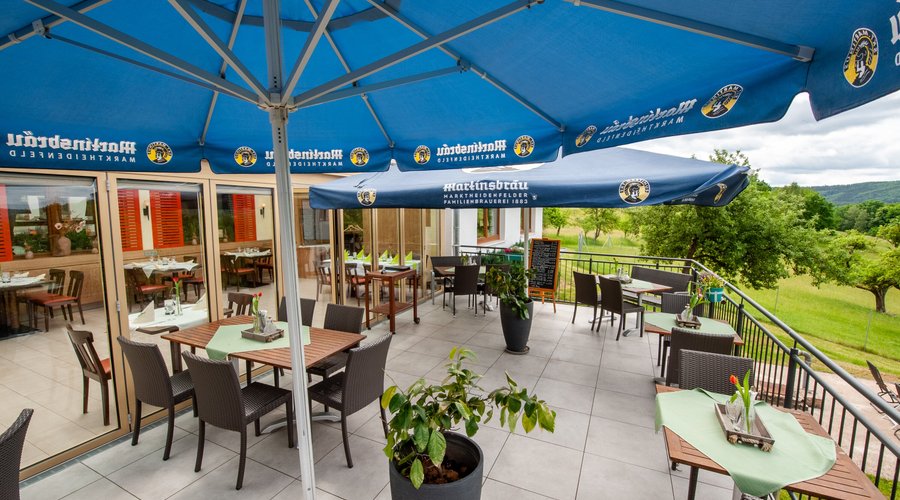Die Terrasse hat eine tolle Aussicht auf den Spessart.