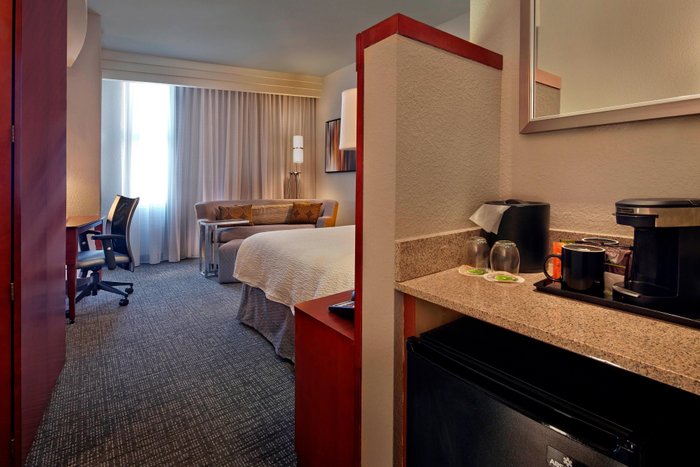 Courtyard by Marriott St. Petersburg Downtown - hotel rooms