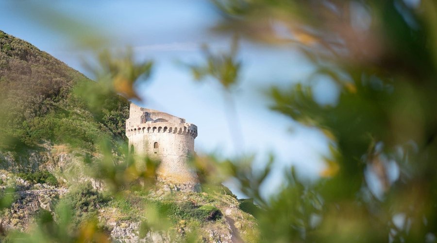 Torre Paola domina il promontorio del Circeo , spaziando da Sabaudia a Terracina ed oltre la riviera di Ulisse