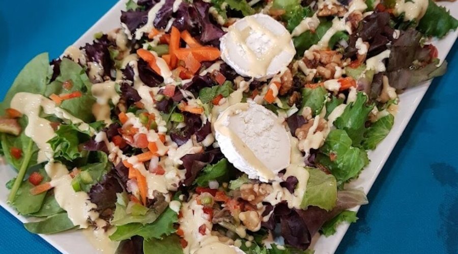 ensalada de brotes con verduras queso de cabra y miel y moztaza 