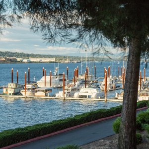 Beautiful walking path along the Columbia River behind the hotel