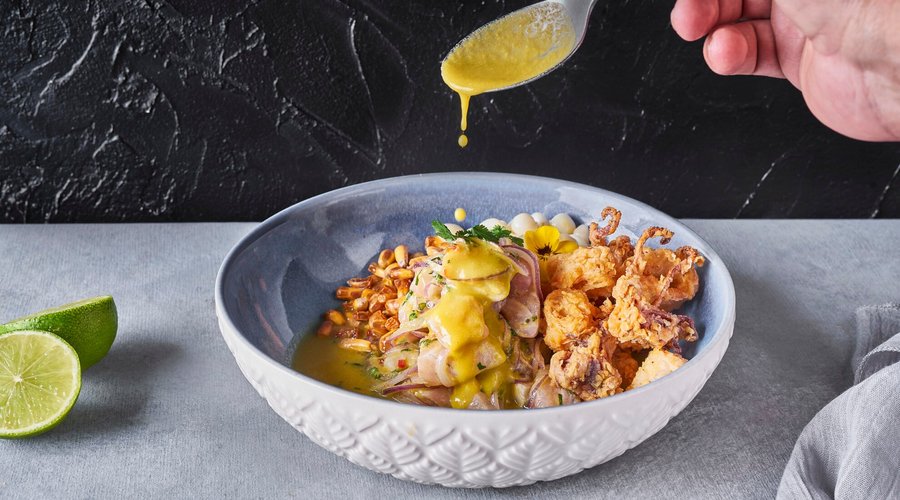 Ceviche de corvina y crujiente de calamar