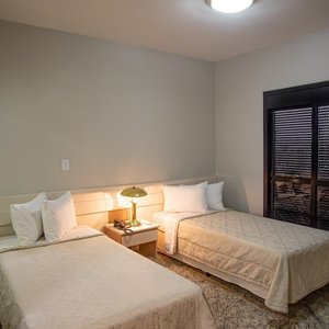 Twin luxury room with two single beds, safe, unequipped kitchen, private bathroom, air conditioning, cable TV and telephone for internal communication.