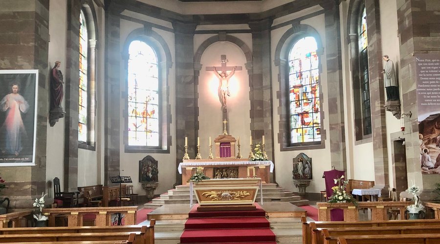 Blick in den Altarraum