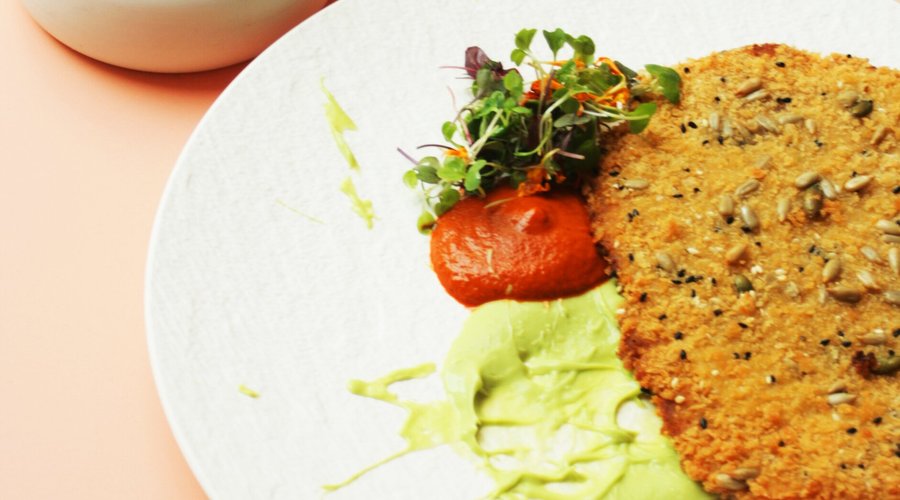Escalope de soja, shiitake y semillas con puré de apionabo y zanahoria. Rabanitos nórdicos y vinagreta de eneldo