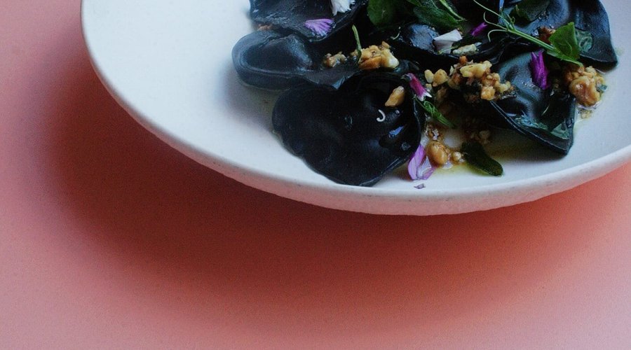 Tortelloni nero relleno de boniato, cardamomo y lima. Salsa de savia y nuez