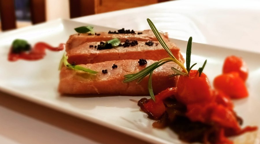 Lomo de Atún con Huevas de Caviar