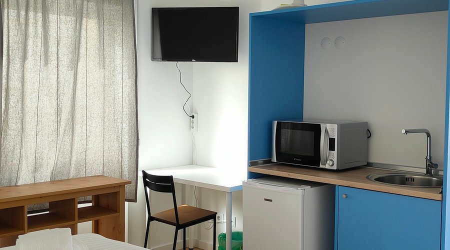 STUDIO SURF 2
Kitchenette - Frigo - Micro-ondes - Bouilloire
Coin rangement - Secrétaire - TV - Ventilateur