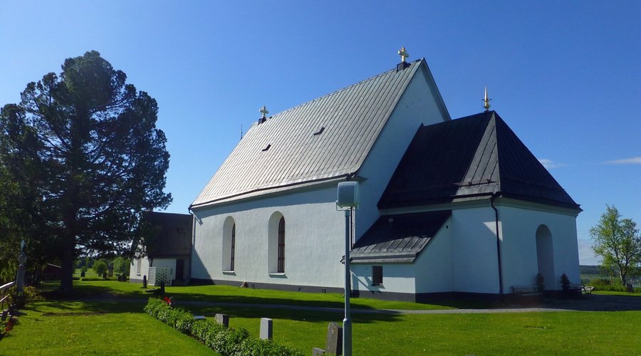 Kirke fra 1200=tallet, eget klokketårn. Valfartskirke. Populær bryllupskirke.
