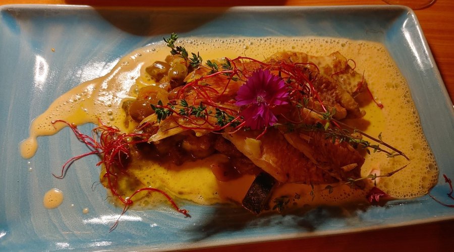 Bruschetta und Meeresbarbenfilet
