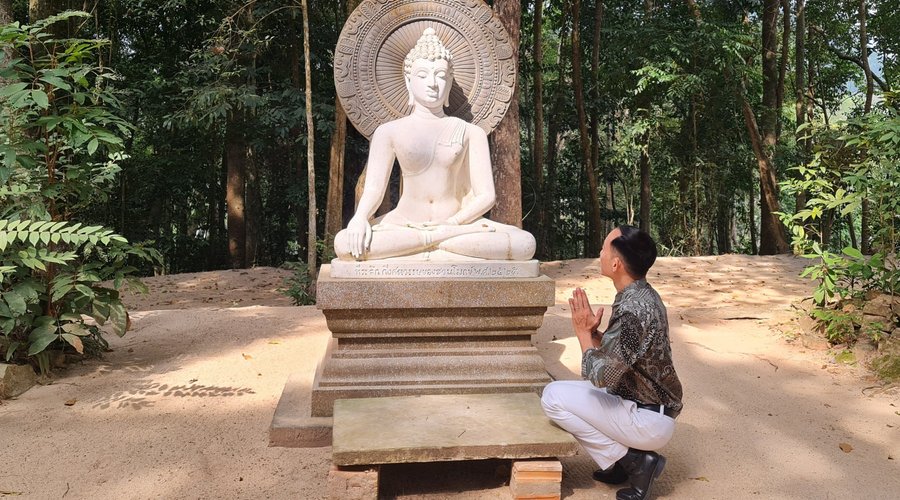 สวนโมกขพลาราม หรือชื่อเรียกทางการว่า วัดธารน้ำไหล สร้างขึ้นโดย พระธรรมโกศาจารย์ คนส่วนใหญ่จะเรียกท่านว่า พระอาจารย์ พุทธทาสภิกขุ สวนโมกขพลารามนี้แต่เดิมได้สร้างขึ้นอยู่ในวัดตระพังจิก ซึ่งเป็นวัดร้าง ต่อมาได้ย้ายเข้ามาสร้างใหม่ที่เขาพุทธทอง มีเนื้อที่ประมาณ 375 ไร่ วัดแห่งนี้ผู้คนนิยมเรียกสั้น ๆ ว่าสวนโมกข์ ความหมายที่มาของชื่อ สวนโมกขพลารามก็คือ สถานที่อันสงบเงียบและเรียบง่ายท่ามกลางสวนป่าอันเป็นดินแดนสำหรับผู้ที่กำลังหลุดพ้นครับ