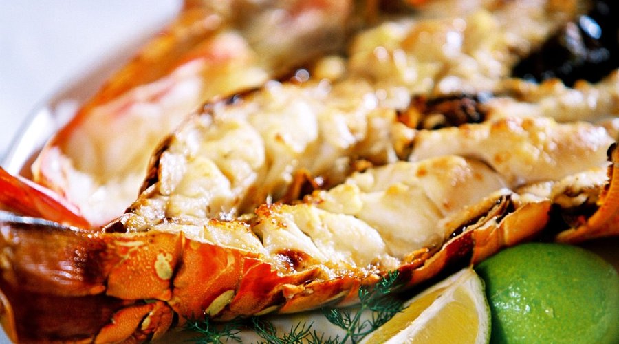 Various sized prawns served with butter, garlic butter or peri peri sauce can be enjoyed on their own or as part of a platter.  