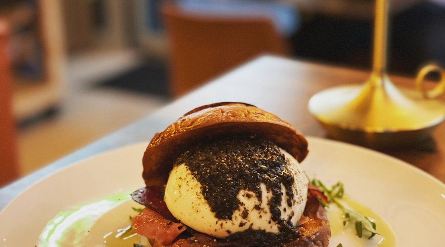 Brioche, Burrata und schwarze Tartufata 