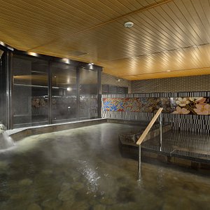 京都駅より徒歩5分の場所にある京都温泉の源泉地。この京都温泉は京都盆地の地下深く、ミネラル豊富な岩盤槽と京の名水が出会い結ばれた、物語のある温泉です。
非常に硬質な岩盤を通るため、地下水から温泉水を採取している場所へ到達するには2000年以上もの歳月がかかります。
地下910メートルにある源泉は「丹波帯」という一億五千万年前に形成された岩盤層の中の亀裂した場所から採取しています。
この「丹波帯」は、兵庫県から京都を縦断し滋賀県にかけて広い地域の基盤をなす地質帯で、海底で堆積したチャート・砂岩・泥岩・緑色岩類からなっています。
古代の海のミネラルを多く含み、ナトリウム-炭酸水素塩、塩化物泉の天然温泉となっています。
3大美肌泉質である「炭酸水素温泉」に属し、ぬるぬる・トロトロとした浴感が感じられる温泉です。
炭酸水素塩・塩化物泉の泉質で「美肌の湯」「温まりの湯」とも言われています。
皮膚の表面を軟化させる作用や鎮静効果があり湯冷めしにくく、塩分の殺菌効果もあります。
