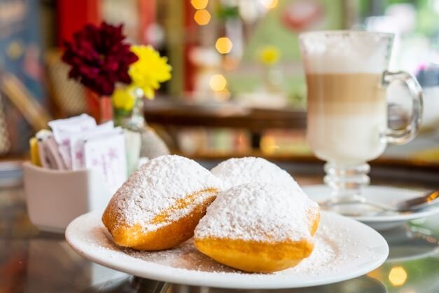 Beignets y café