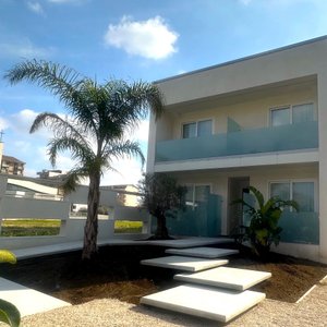 Struttura privata indipendente di nuova costruzione con giardino e parcheggio privato.
Vicina alle principali uscite autostradali e facilmente raggiungibile.