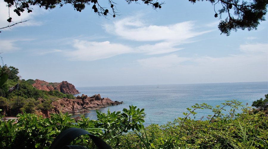 Souvenirs de mes Balades -- France - Alpes Côte d'Azur - Entre St Raphael et Mandelieu on peut suivre et admirer les massifs et la côte de l'Estérel , caractérisées par ces roches volcaniques rougeoyantes dont les couchés de soleil accentue la beauté - 23.03.03 - Cliquer sur la photo pour découvrir la prise de vue complète 