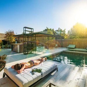 Piscina y patio