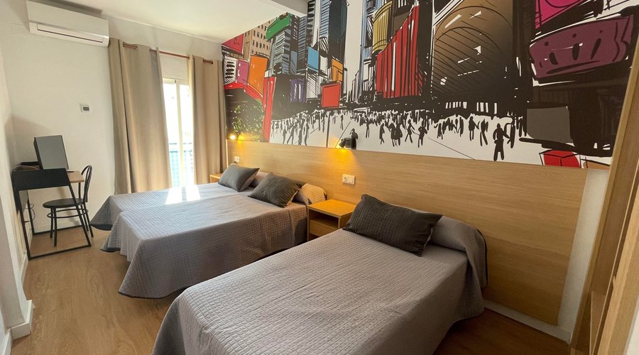 Habitación triple con balcón