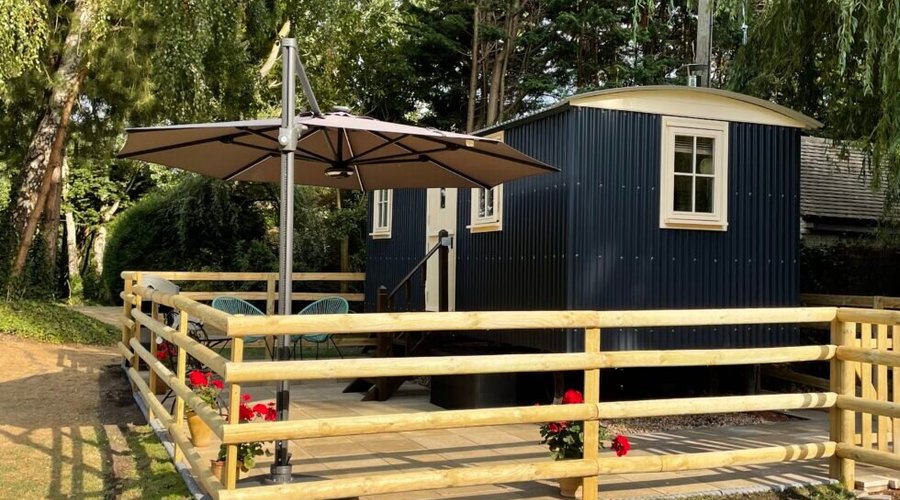 Lakeside location Shepherds Hut