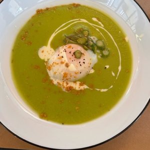 Uovo cotto al vapore con vellutata di asparagi. Delizioso