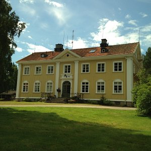 The mansion like front of Lappnäs B&B.