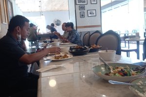 Bersantap