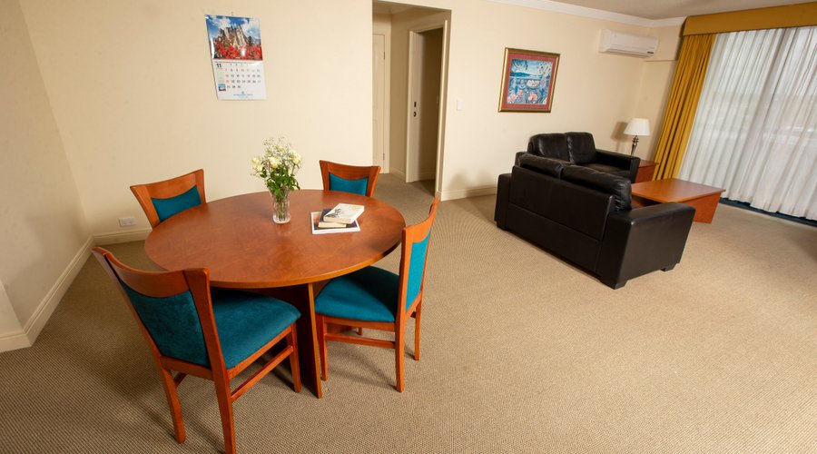 Lounge & Dining