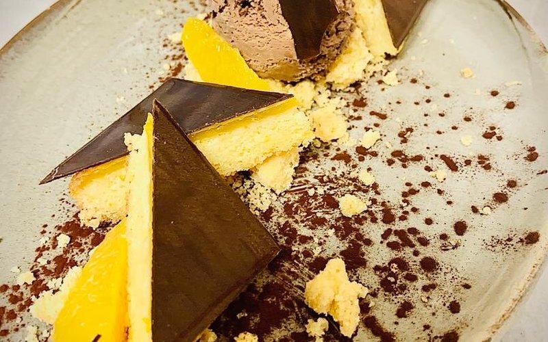 Le petit biscuit PIM'S  revisité par le Chef .. Génoise moelleuse à l orange recouverte de chocolat craquant, supreme d'orange fraiche et glace chocolat artisanale .. un régal