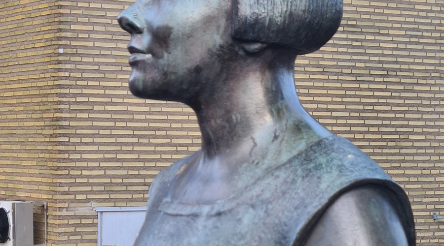Karin Boyes staty, en staty över en älskad författare och diktare