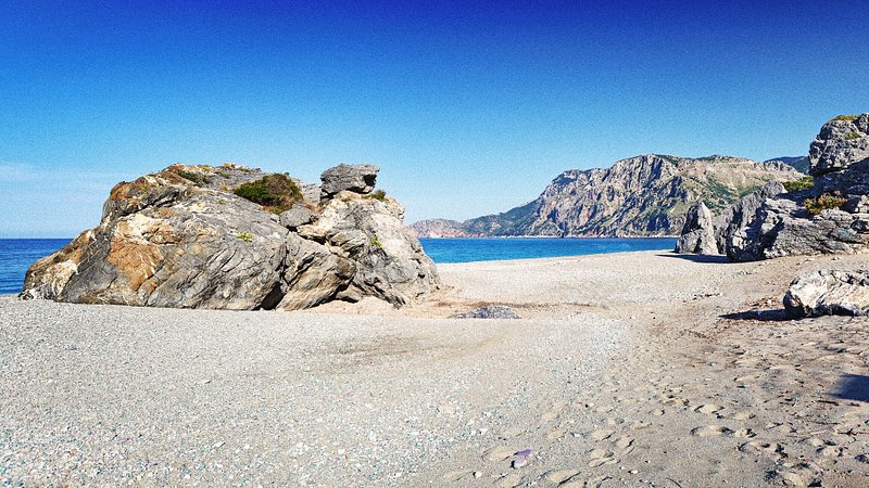 Costa de la playa de Chiliadou en la isla de Eubea, Grecia