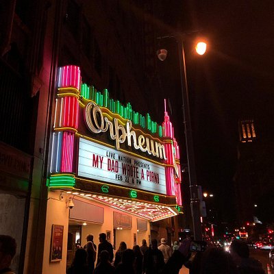 Pintu masuk Orpheum Theatre di Los Angeles pada malam hari