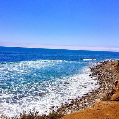 De kustlijn van Zuma Beach in Californië
