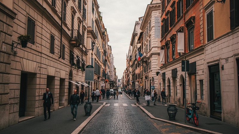Orang-orang berjalan di sebuah jalan di Roma, Italia