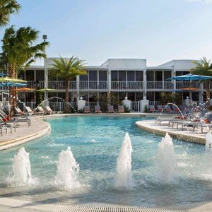 b resort pool image